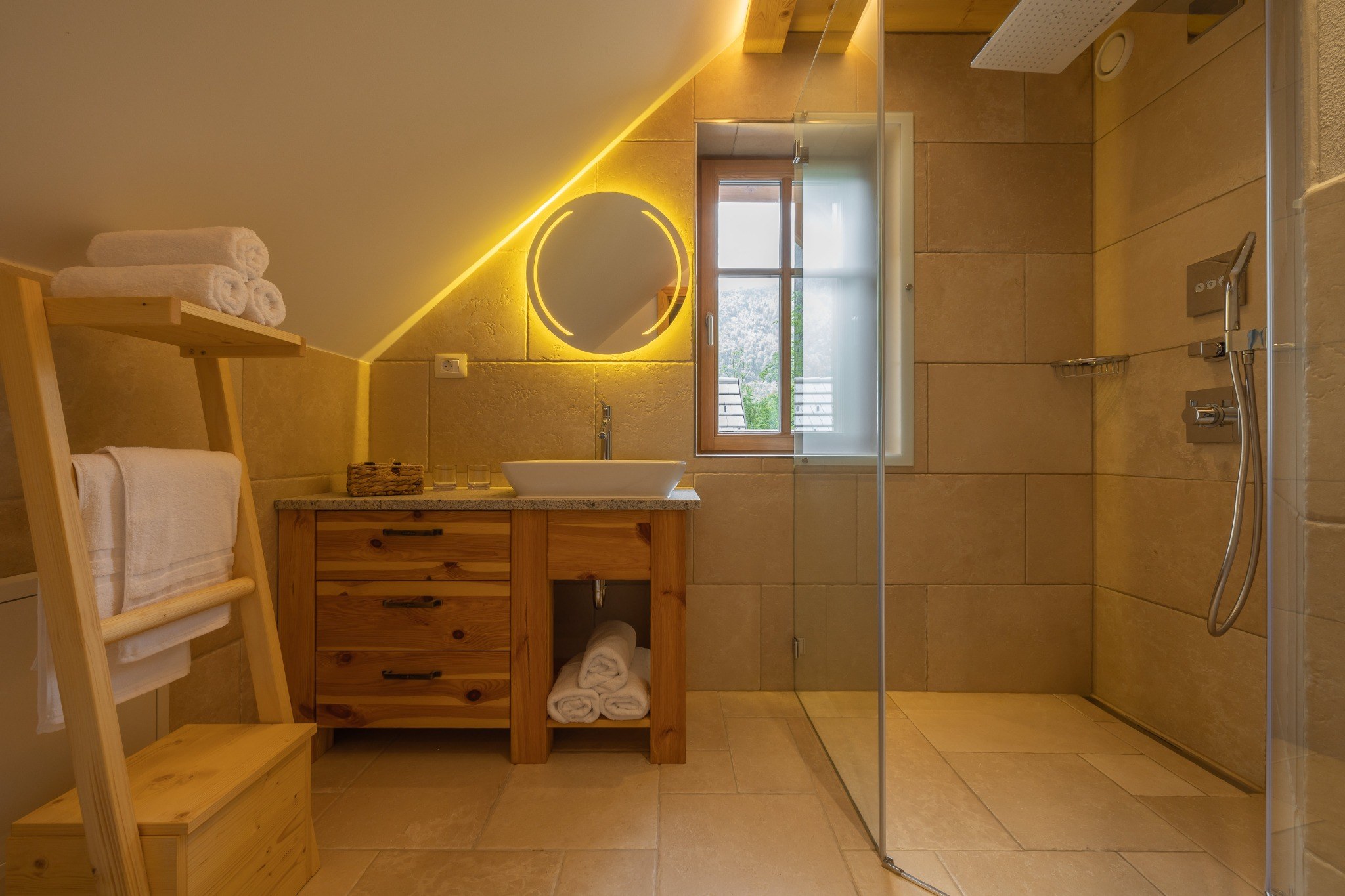 Kopalnica z masažno prho in ambientalno osvetlitvijo v alpskem SPA Chalet ob Bohinjskem jezeru.