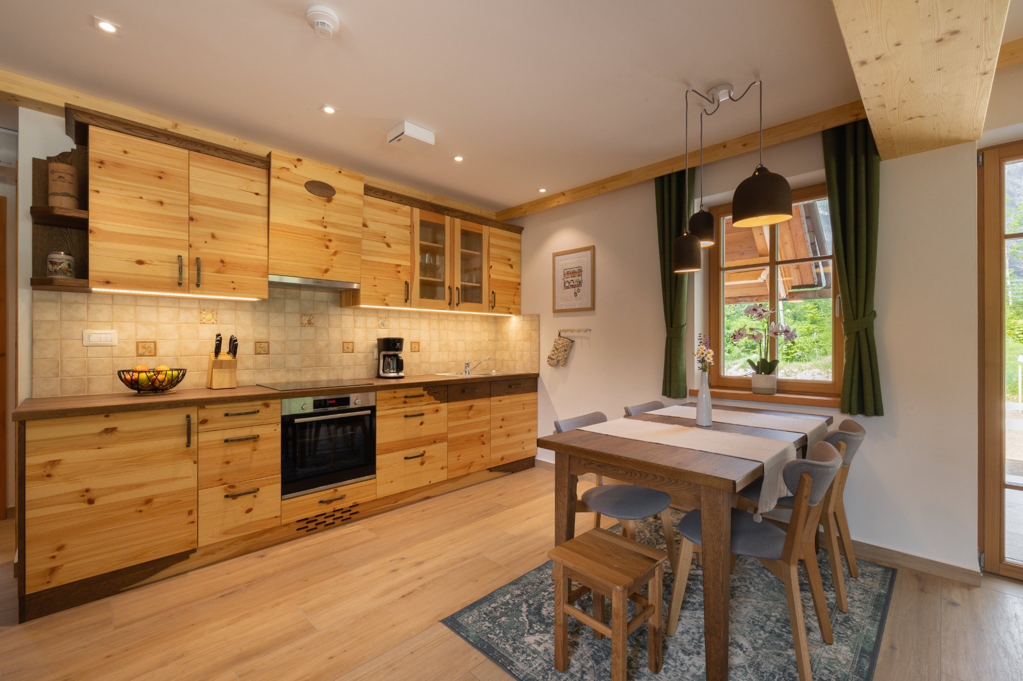 Kuhinja in jedilni kotiček v alpskem SPA Chalet-u ob Bohinjskem jezeru.