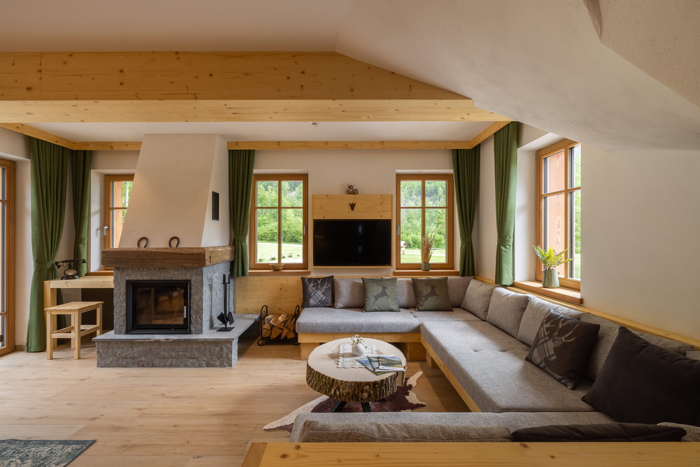 Dnevni prostor s kaminom v alpskem SPA Chalet v Triglavskem narodnem parku.