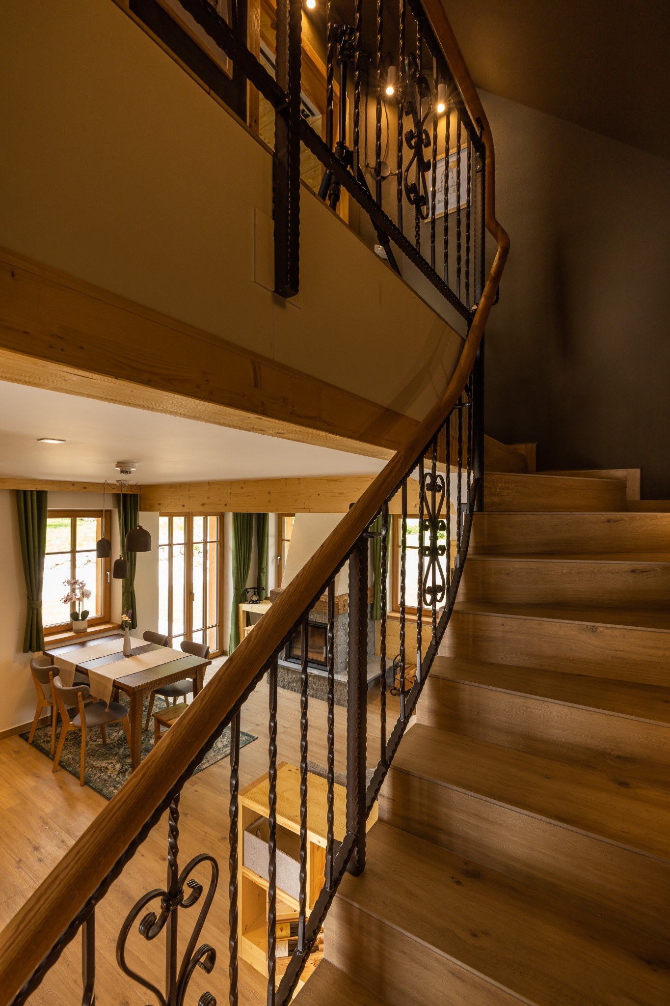 Pogled po stopnišču na dnevni in jedilni del v alpskem SPA Chalet-u ob Bohinjskem jezeru.