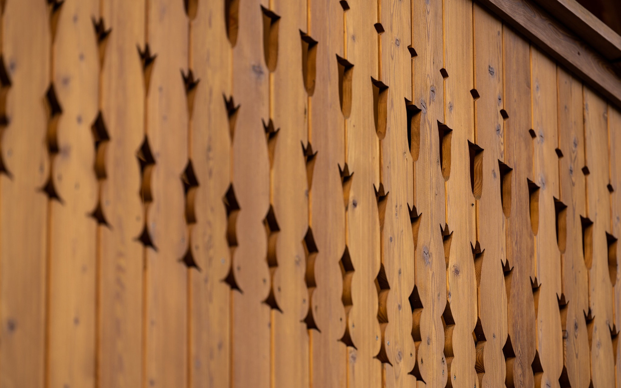 Detajl rezljanega lesa, navdihnjen z alpskim Chalet dizajnom, pri Privillage Stare ob Bohinjskem jezeru.