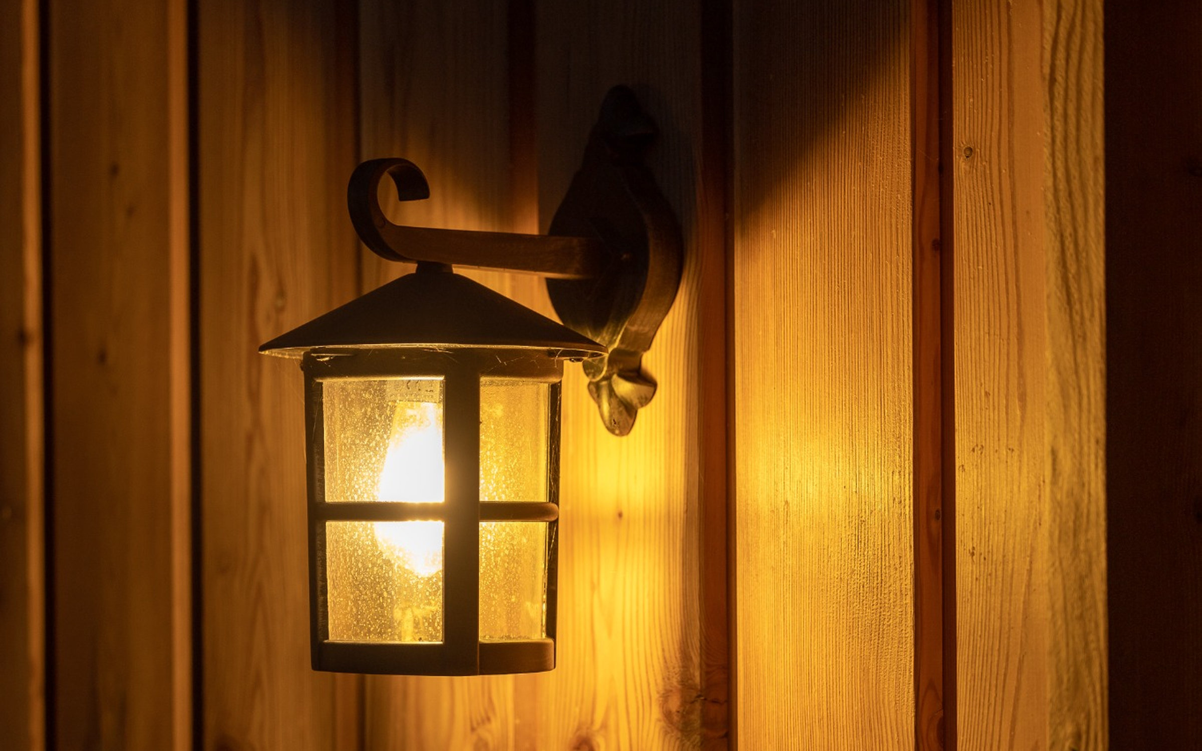 Detajl tople lanterne na lesu pri Privillage Stare ob Bohinjskem jezeru.