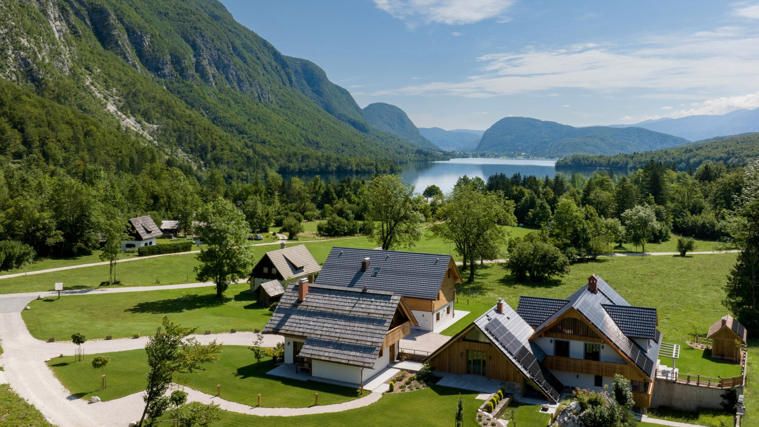 Pogled iz zraka na Privillage Stare – B&B, Villa and Chalet Resort ob Bohinjskem jezeru v Triglavskem narodnem parku.