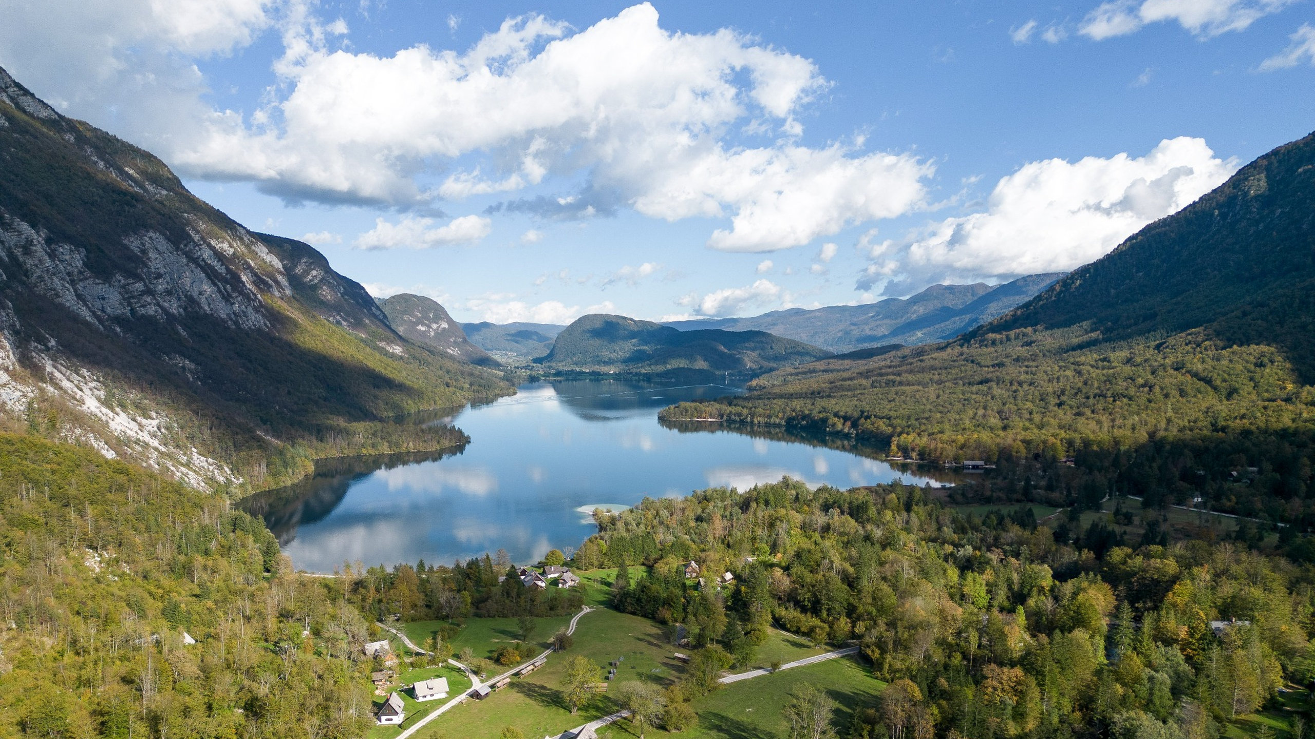 Panoramski pogled na Bohinjsko jezero in Julijske Alpe v Triglavskem narodnem parku.