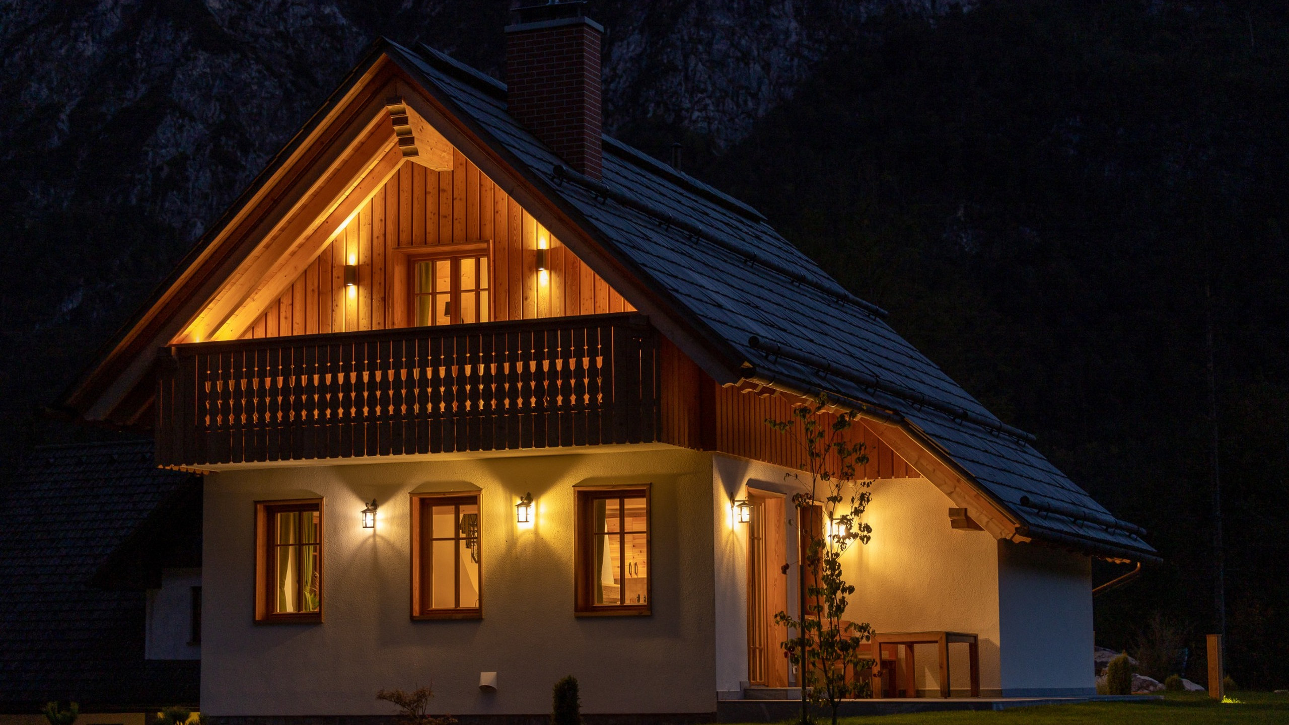 Alpski Chalet ponoči, zasebni wellness oddih ob Bohinjskem jezeru.