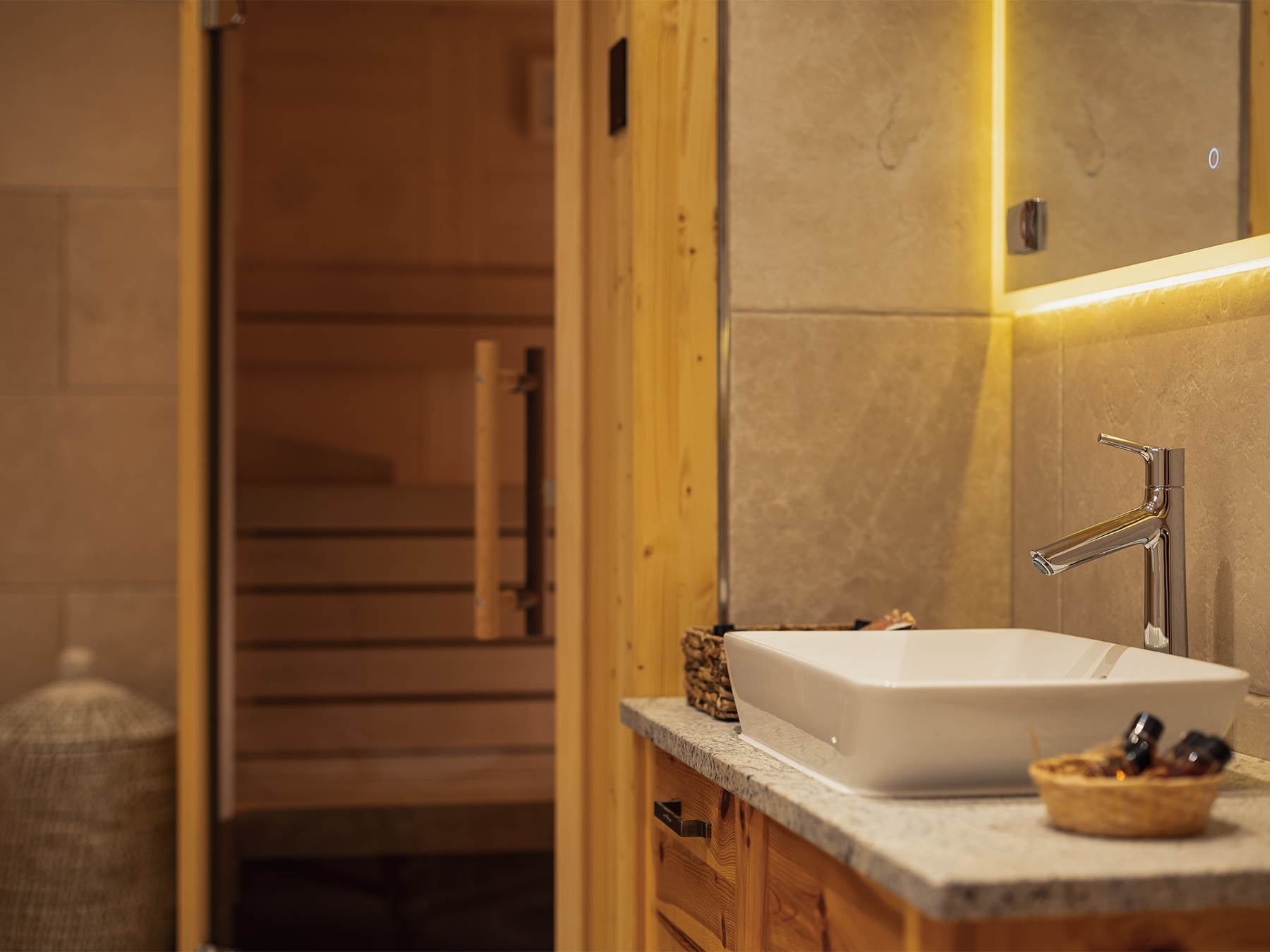 Umivalnik in detajl savne v zasebnem wellnessu Alpskega SPA Chaleta ob Bohinjskem jezeru.