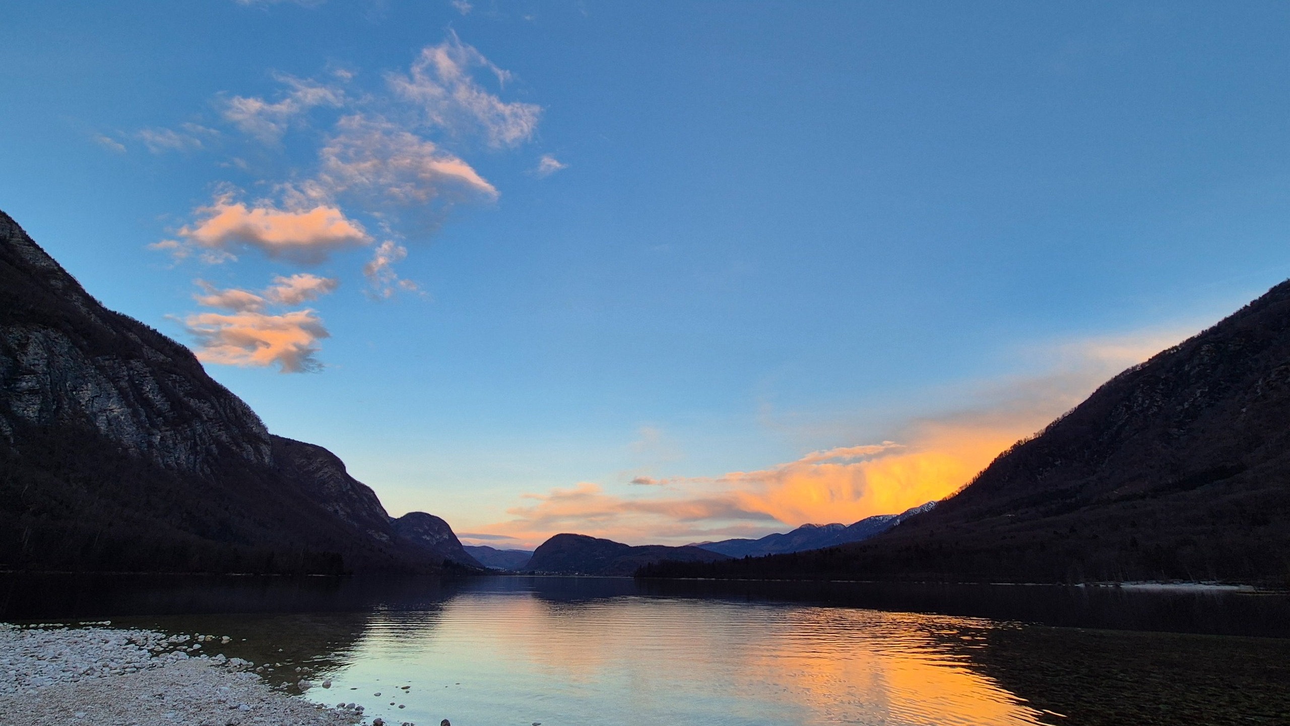 Večerni odsevi na Bohinjskem jezeru v Triglavskem narodnem parku pri alpskem SPA Chalet.