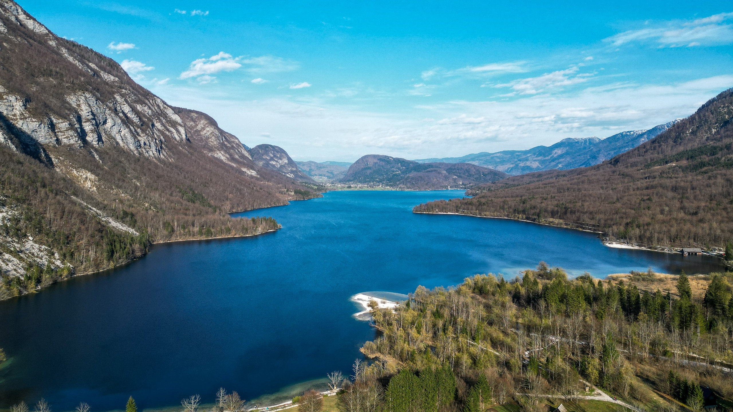 Panoramski pogled na Bohinjsko jezero v Triglavskem narodnem parku v bližini Chalet Collection by Privillage Stare.