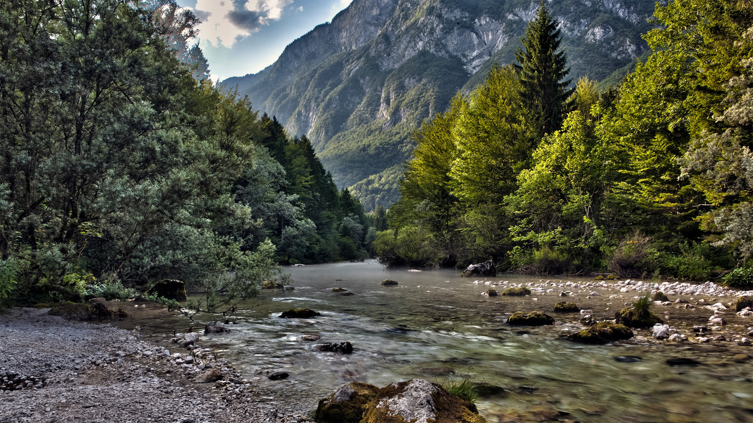 Reka Savica v Ukancu v bližini novega Alpskega SPA Chaleta in Bohinjskega jezera.