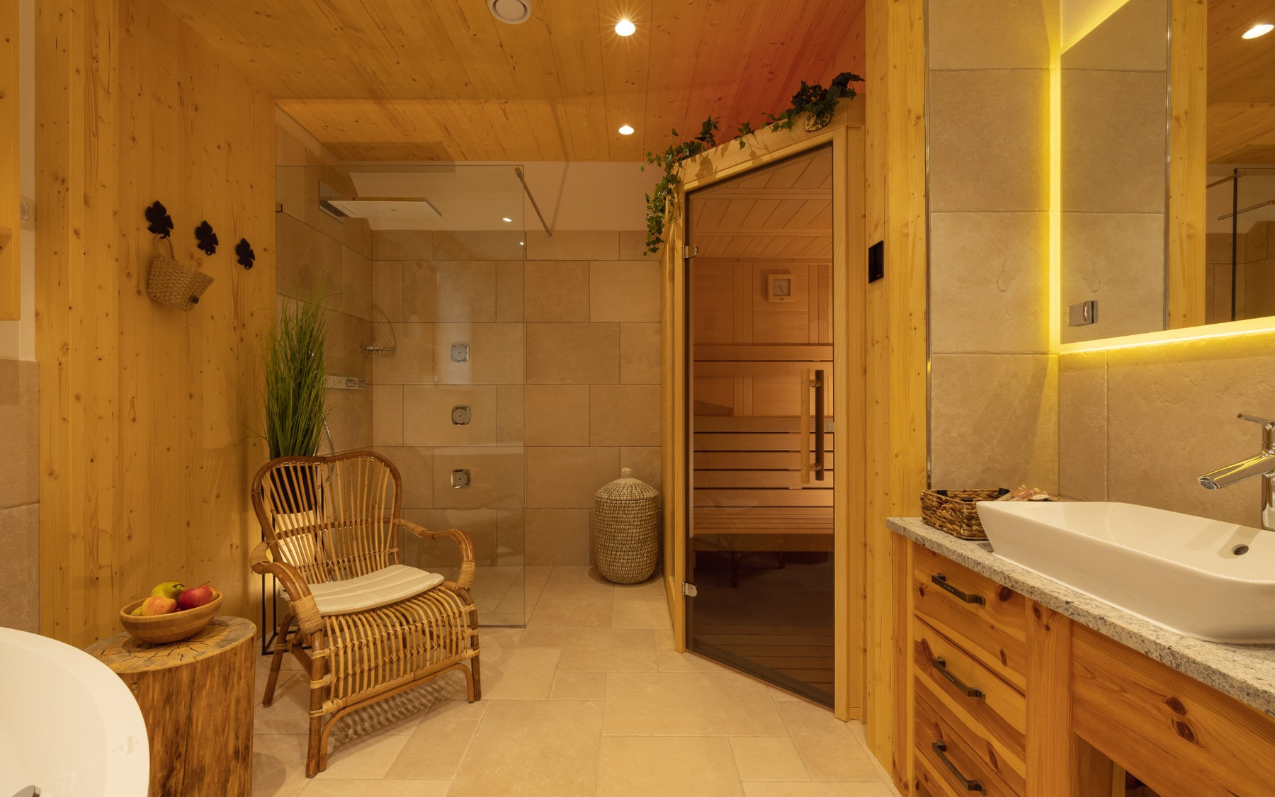 Zasebni SPA prostor s finsko savno in wellness detajli pri Privillage Stare ob Bohinjskem jezeru.