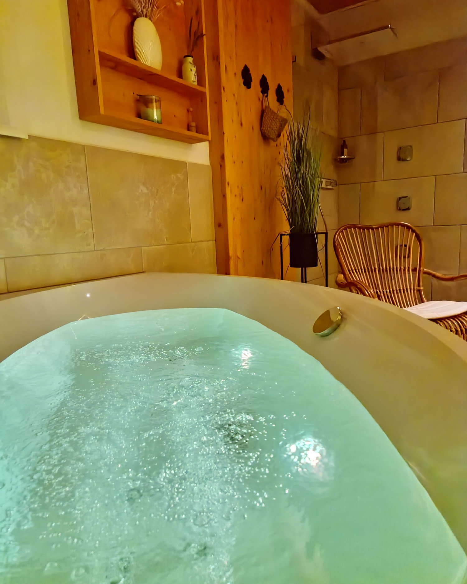 Masažna kad z barvno terapijo v zasebnem wellness ambientu Chalet-ja ob Bohinjskem jezeru.