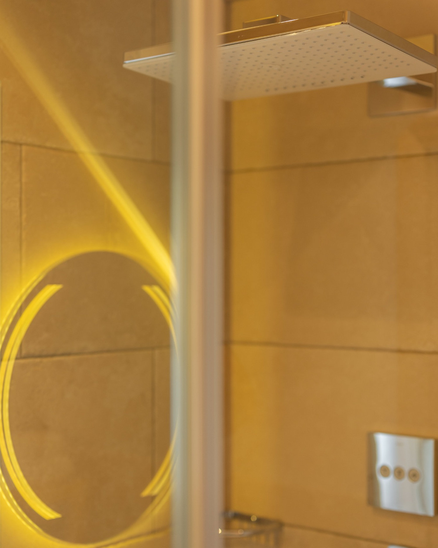 Detajl tuša v alpskem SPA Chalet ob Bohinjskem jezeru v Sloveniji.